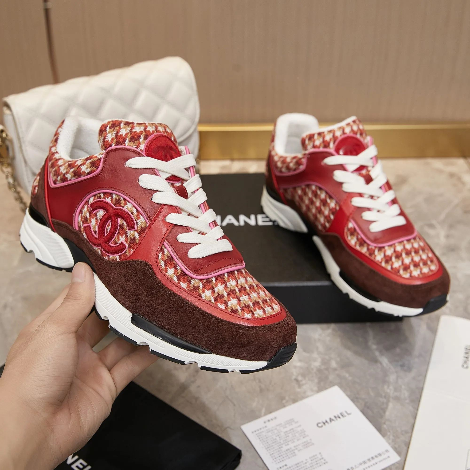 Men's shoes pP700! Chanel Chanel - 2024 counter top casual sneakers This classic design; the upper is embroidered with various techniques; the outsole is fashionable and sporty; the outsole is stylish and sporty; it incorporates a variety of color matching elements... The diversified mix and match is very good-looking and versatile, casual, fashionable, sports, and outdoor can be taken into account... ꫛꫀꪝ Go➫ Material: ❶Upper made of: original imported high silk cowhide suede + small fragrance fabric ❷Inner use: Original imported breathable sheepskin lining ❸ Outsole based on: Original TPU combination outsole Special counter boutique packaging complete set Women 35–41 Men 38-45